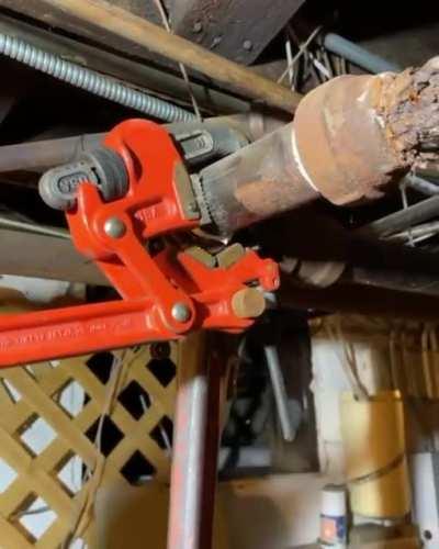 Compound leverage pipe wrench