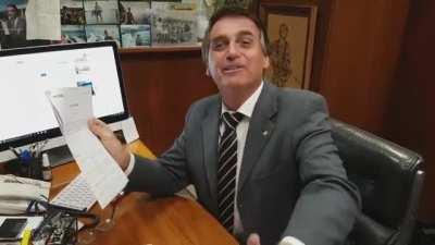 Bolsonaro, direto da Disney, manda recado pra seus apoiadores.