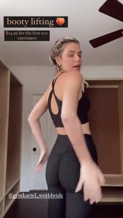 Alissa Violet has such a fat ass