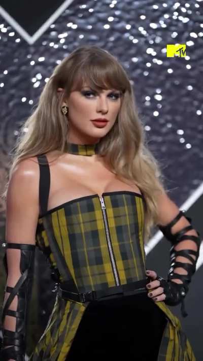 Taylor's one of the best red carpet look for VMAs 2024