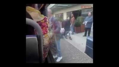 Attention Legault, ça commence à se battre dans les autobus