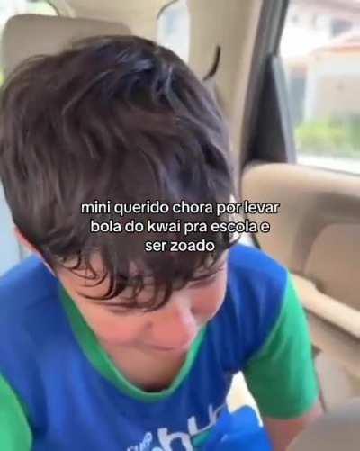 O mlk sofrendo bullying por levar bola que ganhou do Kwai pra escola KKKKKKKKKKK