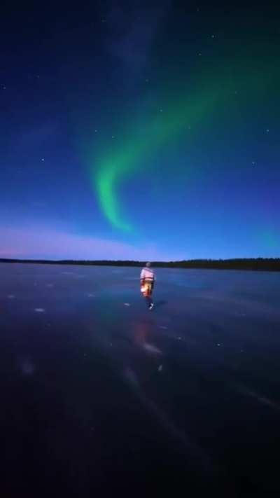 Glittering ice and Northern Lights? How is this real life?!💕😭
