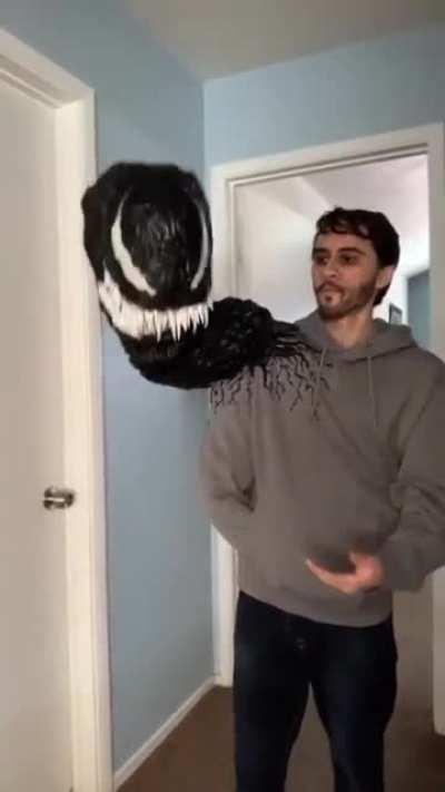 This Venom cosplay