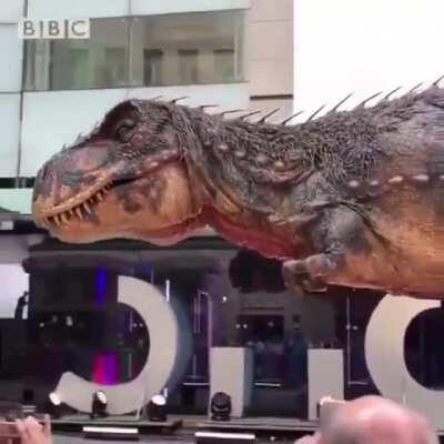 Someone posted this on r/nextfuckinglevel and I thought I should share it on here. :) it is amazing animatronic!