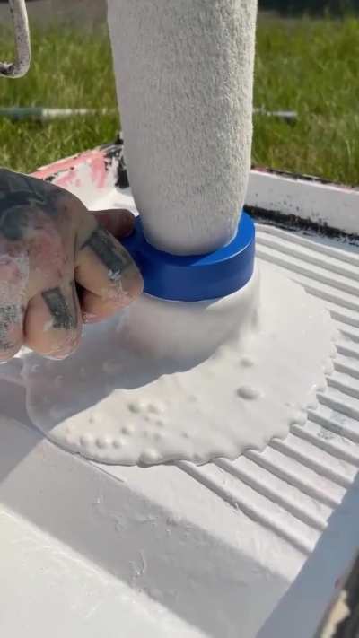 O melhor jeito de limpar um rolo de tinta