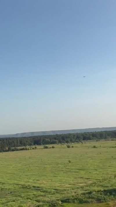 Handy footage shows a Russian Pantsir-S1 failing to take down a Ukrainian UAV over Tatarstan, Russia. 09/06/2025