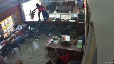 Thieves try to steal from a steel shop