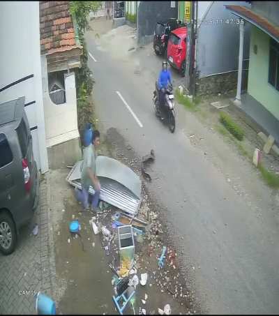 Pedagang bakso kaki lima ditabrak lari sama mobil di kediri