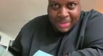 Milei mostrándole a los llorones del DNU el decreto 1482/2010 mediante el cual CFK vetó el 82% móvil para los jubilados: