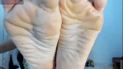 OMG!! Look at her fucking feet. Geez!!!