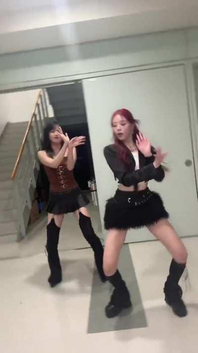 240108 ITZY TikTok Update with Yujin - UNTOUCHABLE (Challenge with ITZY Yuna)