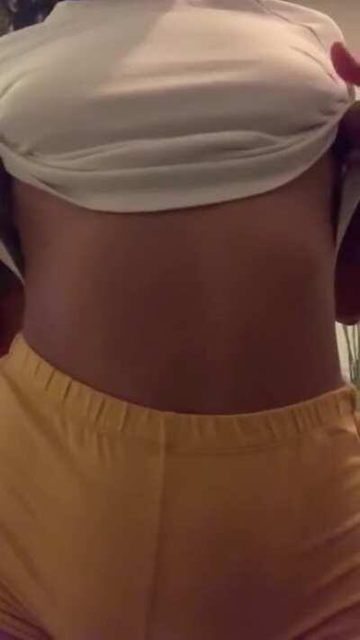 Thick bottom tiny top 😏