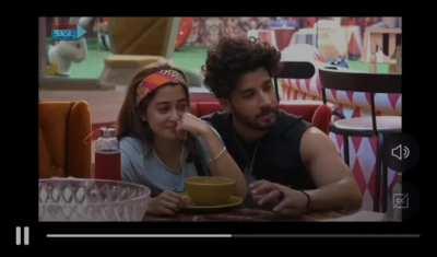 So found this on Twitter from current live feed. The user said that what the Love Island shit is going on here? (Shaleen is on the right sitting and flirting with Saundarya, Sumbul is seated between the couples). CRINGE! Someone remind them that this is B