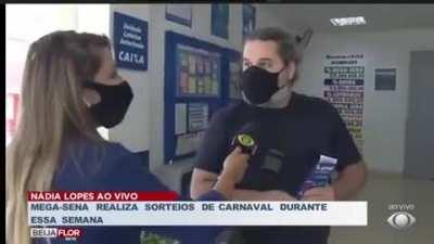 Rapaz respondendo que financiaria a campanha do Lula se ganhasse na Mega-Sena ao vivo.