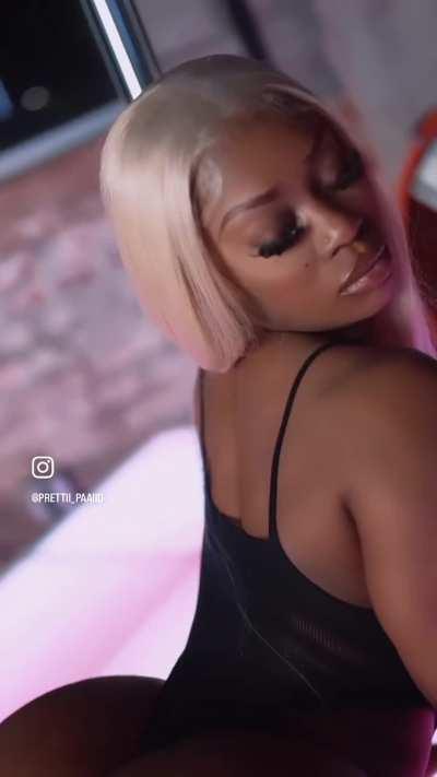 I love the big fake booty stripper aesthetic 🤤