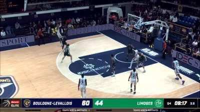 [Highlight] Wembanyama doing things he’s not meant to do