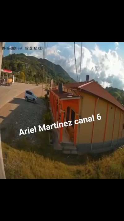 [Honduras] motorcyclist collides with a vehicle resulting in fiery destruction 