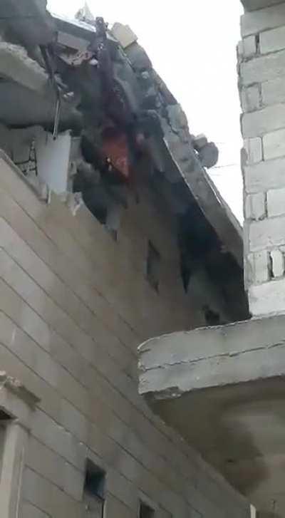 🚨 WARNING: GRAPHIC VISUALS. ⚠️ Turkey/Syria earthquake 🇸🇾 A Syrian father was unable to save his son and asked him to say the shahada 🥹💔.