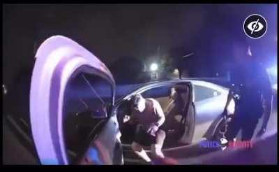 Man shoots two aggressive cops during traffic stop, killing one. 🔫