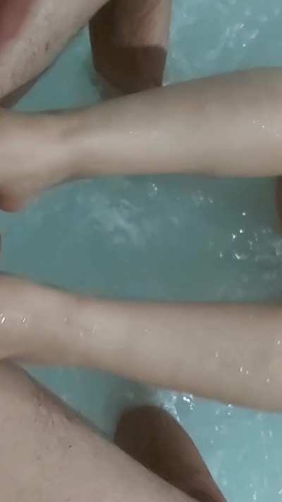 Mí novia me hace una paja con sus pies. 🔥😈