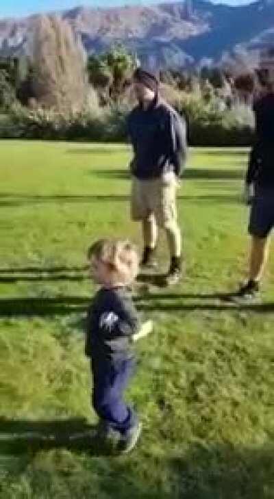 The weight of a metal pétanque ball is about 1.5 pounds