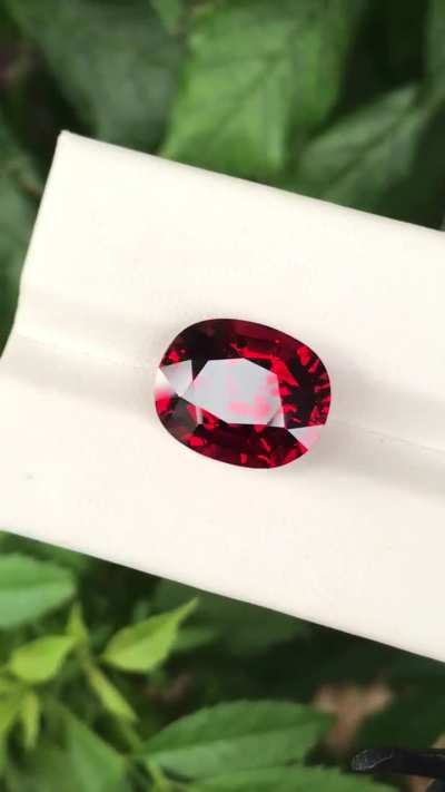 Look at that color! Coke Red Spessartite🍷