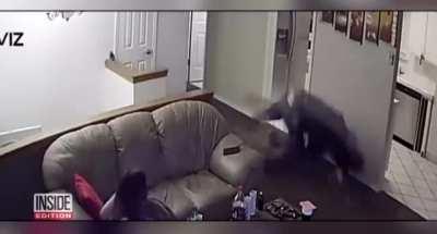 Man armed with a shotgun tries to rob the wrong house