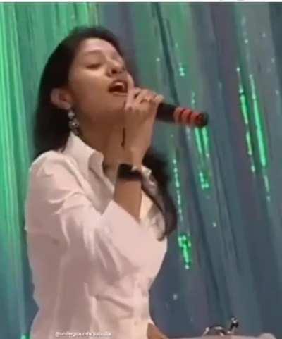 Sunidhi Chauhan live singing Chance per Dance. As good as it can get.