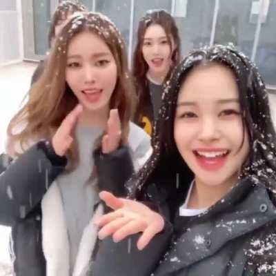 Weeekly Update - Jihan with Monday, Soeun and Zoa singing on the rooftop (211218)