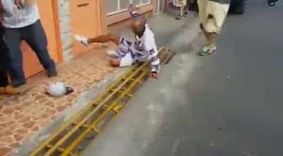 A Mascarada bonks someone