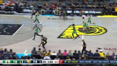 [Highlight] Hield and Toppin hook up for the slam.