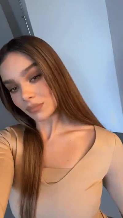 Hailee looking great