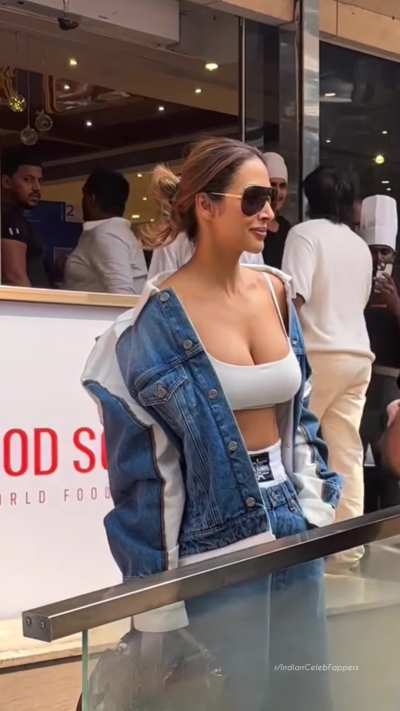Mommy Malaika Arora flaunting busty milkers