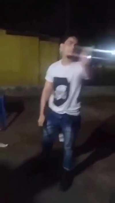Na zona sul de Teresina (PI) um homem usando camiseta com símbolo nazista sauda Hitler e faz ameaças contra pessoas em bar