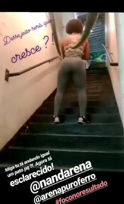 Natalia fazendo bumbum crescer