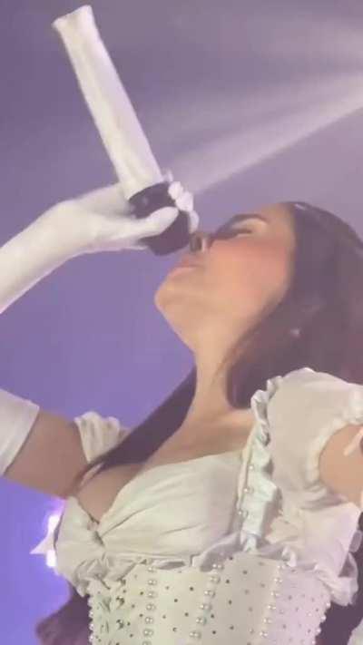 Madison working that Mic