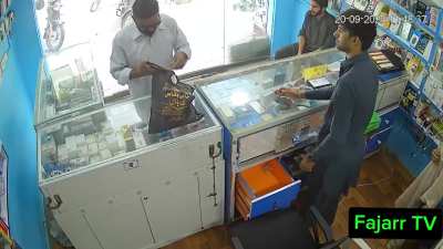 Brave guy beats dow the robber