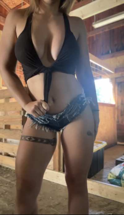 Enjoying the work of the farm 💪🏻👩🏻‍🌾