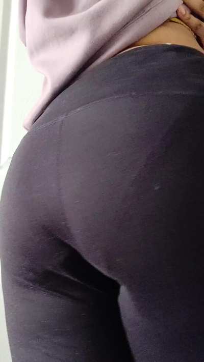 Need someone to use a lint roller on my booty