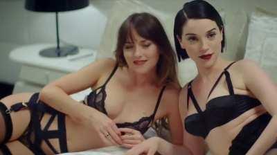 Dakota Johnson & St Vincent - The Nowhere Inn (2020)