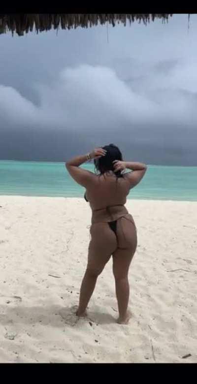 Shake that booty. Saachi Sood