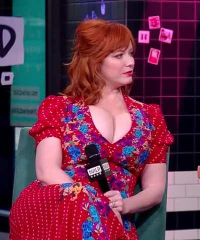 Christina Hendricks flaunts her busty cleavage