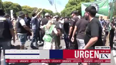 Piqueteros del ATE intentaron cortar Av Gral Paz y la Policía los corrió inmediatamente