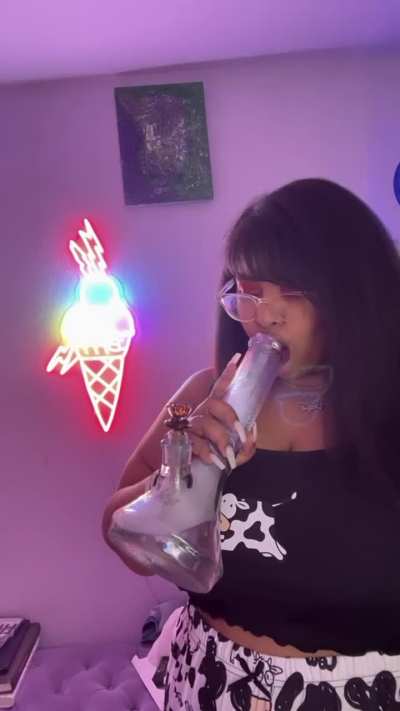 I haven’t smoked out of a piece in sooo long, so baby hits for me 🥹