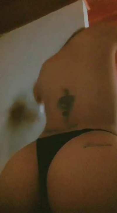 Holi vendo contenido en cafecito y onlyfans, dejo los links en comentarios y cualquier duda pueden hablarme por acá