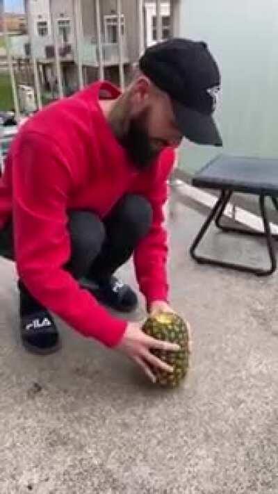 How to really cut a pineapple, watch till the end!