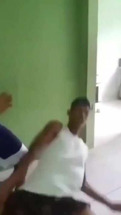 Fodase a gravidade , o cara levanta sem as maos