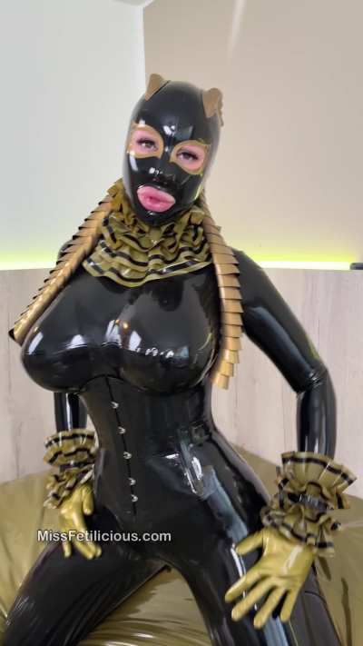 I finally got to wear my Feitico golden scales hood again last weekend during the EFM. 🤎🖤