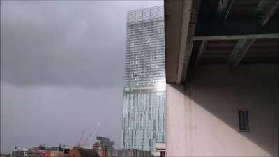 The Beetham Tower humming in the wind
